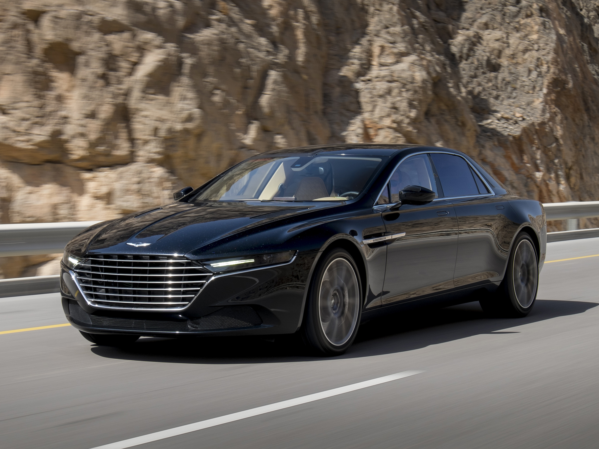 Exclusiviteit heeft een prijs. Aston Martin bouwt 200 exemplaren van de Lagonda, die in het Verenigd Koninkrijk een vanafprijs heeft van 696.000 Britse pond, zon n miljoen euro.