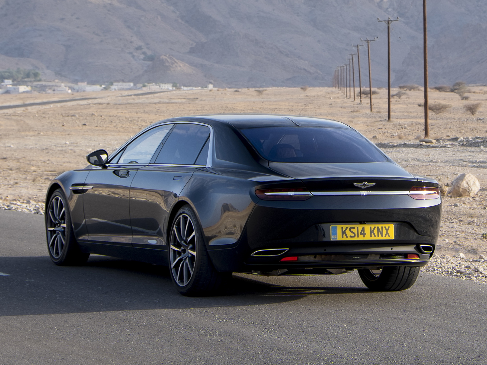 Exclusiviteit heeft een prijs. Aston Martin bouwt 200 exemplaren van de Lagonda, die in het Verenigd Koninkrijk een vanafprijs heeft van 696.000 Britse pond, zon n miljoen euro.