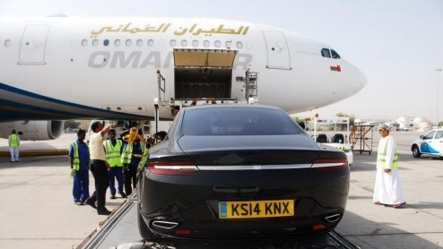 Aston Martin heeft onlangs de terugkeer van de Lagonda aangekondigd. Klein detail, het vlaggenschip is alleen te koop in het Midden-Oosten. En juist daar is de fabrikant aan het testen.