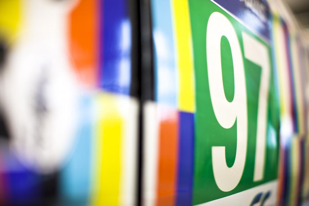 Niet het herkenbare lichtblauw en oranje van Gulf, maar een wilde verzameling geometrische vormen is dit weekend te zien op Le Mans. Aston Martin Racing presenteerde vandaag de 'art car'.