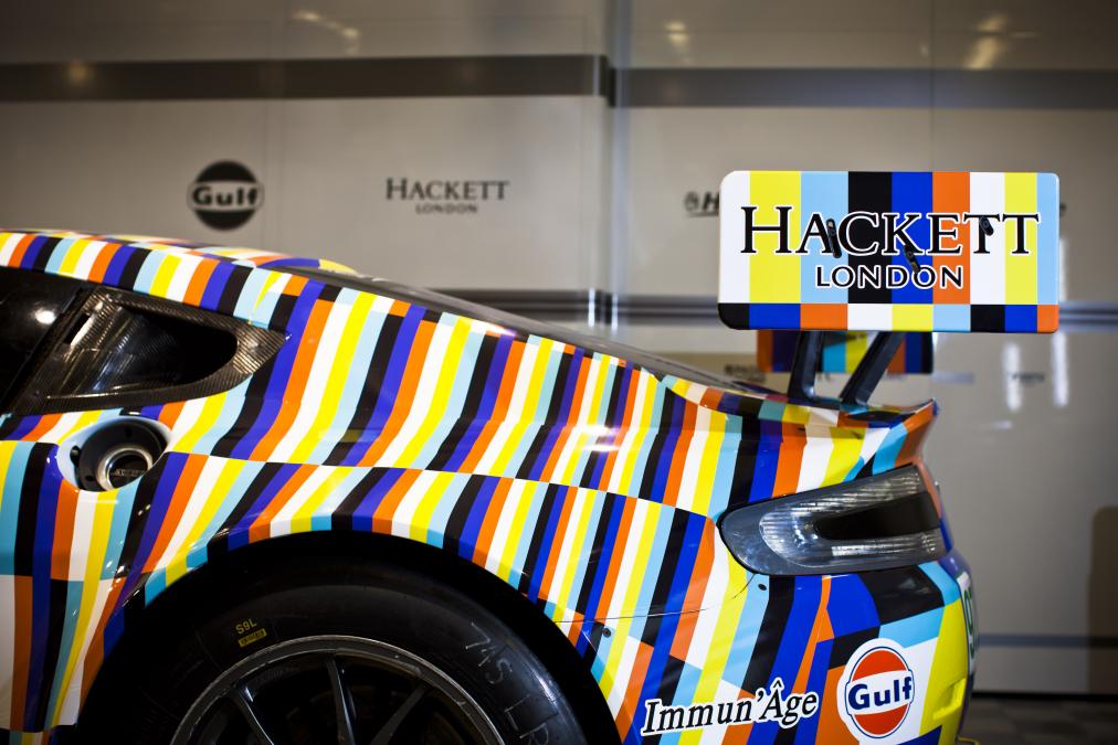 Niet het herkenbare lichtblauw en oranje van Gulf, maar een wilde verzameling geometrische vormen is dit weekend te zien op Le Mans. Aston Martin Racing presenteerde vandaag de 'art car'.
