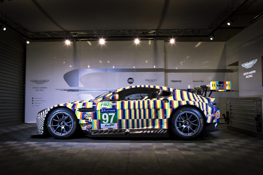 Niet het herkenbare lichtblauw en oranje van Gulf, maar een wilde verzameling geometrische vormen is dit weekend te zien op Le Mans. Aston Martin Racing presenteerde vandaag de 'art car'.