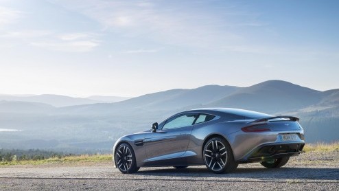 Update voor Aston Martin Vanquish en Rapide S met nieuwe achttrapsautomaat, meer vermogen en styling upgrades.