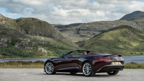 Update voor Aston Martin Vanquish en Rapide S met nieuwe achttrapsautomaat, meer vermogen en styling upgrades.