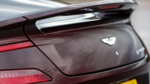 Update voor Aston Martin Vanquish en Rapide S met nieuwe achttrapsautomaat, meer vermogen en styling upgrades.
