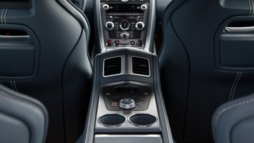 Update voor Aston Martin Vanquish en Rapide S met nieuwe achttrapsautomaat, meer vermogen en styling upgrades.
