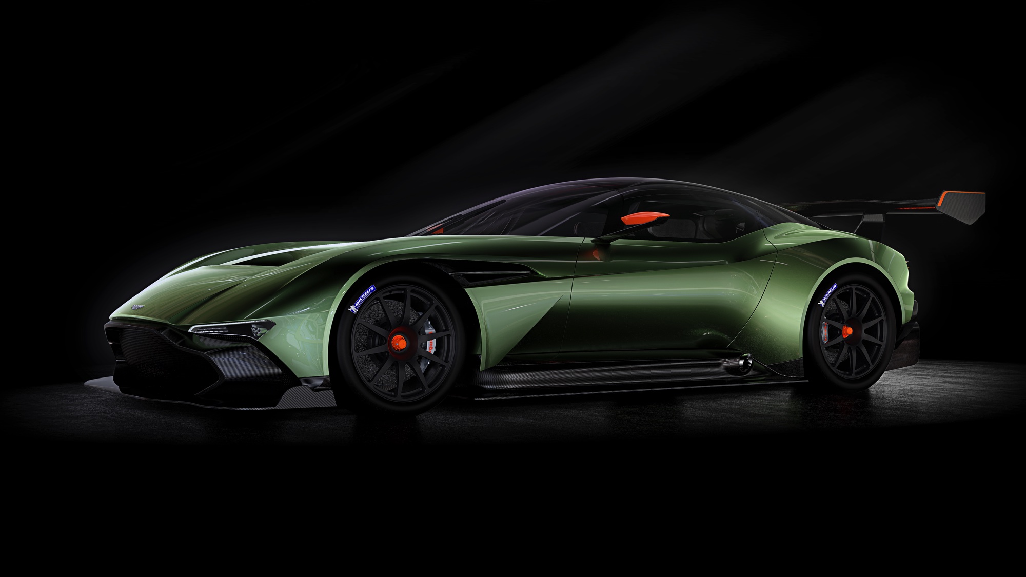 Een carrosserie volledig van carbon, een 7,0 liter V12 met ruim 800 pk en een achterspoiler waarmee een F16 nog aan de grond zou kleven: De nieuwe Aston Martin Vulcan is klaar voor trackdays.