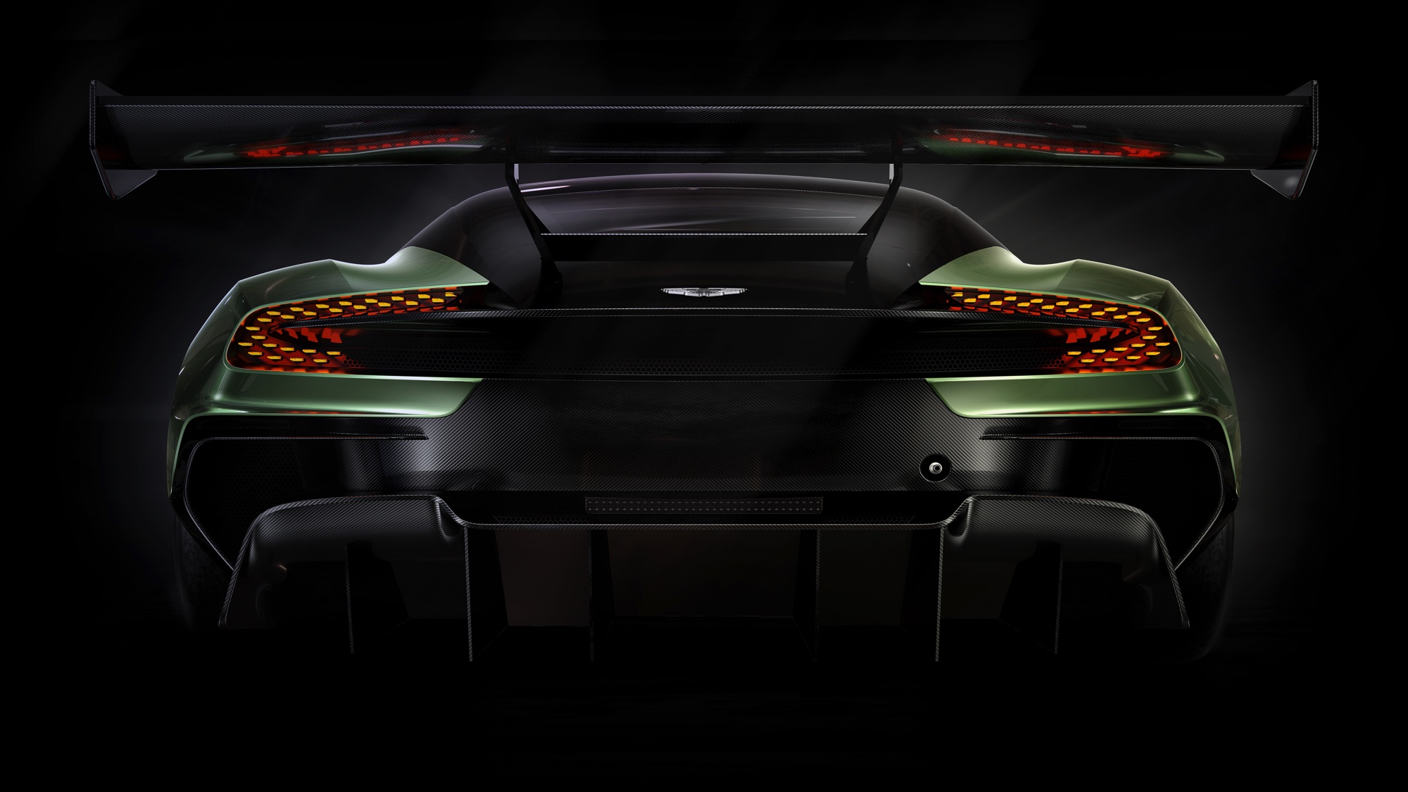 Een carrosserie volledig van carbon, een 7,0 liter V12 met ruim 800 pk en een achterspoiler waarmee een F16 nog aan de grond zou kleven: De nieuwe Aston Martin Vulcan is klaar voor trackdays.