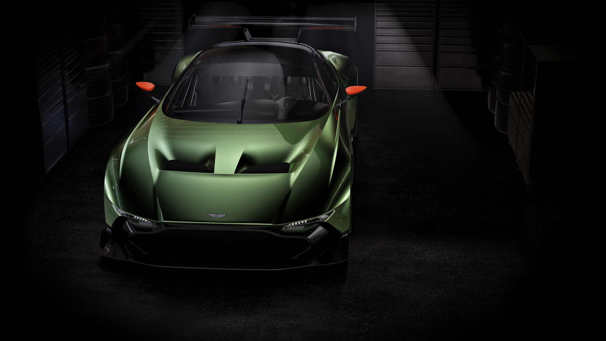 Een carrosserie volledig van carbon, een 7,0 liter V12 met ruim 800 pk en een achterspoiler waarmee een F16 nog aan de grond zou kleven: De nieuwe Aston Martin Vulcan is klaar voor trackdays.