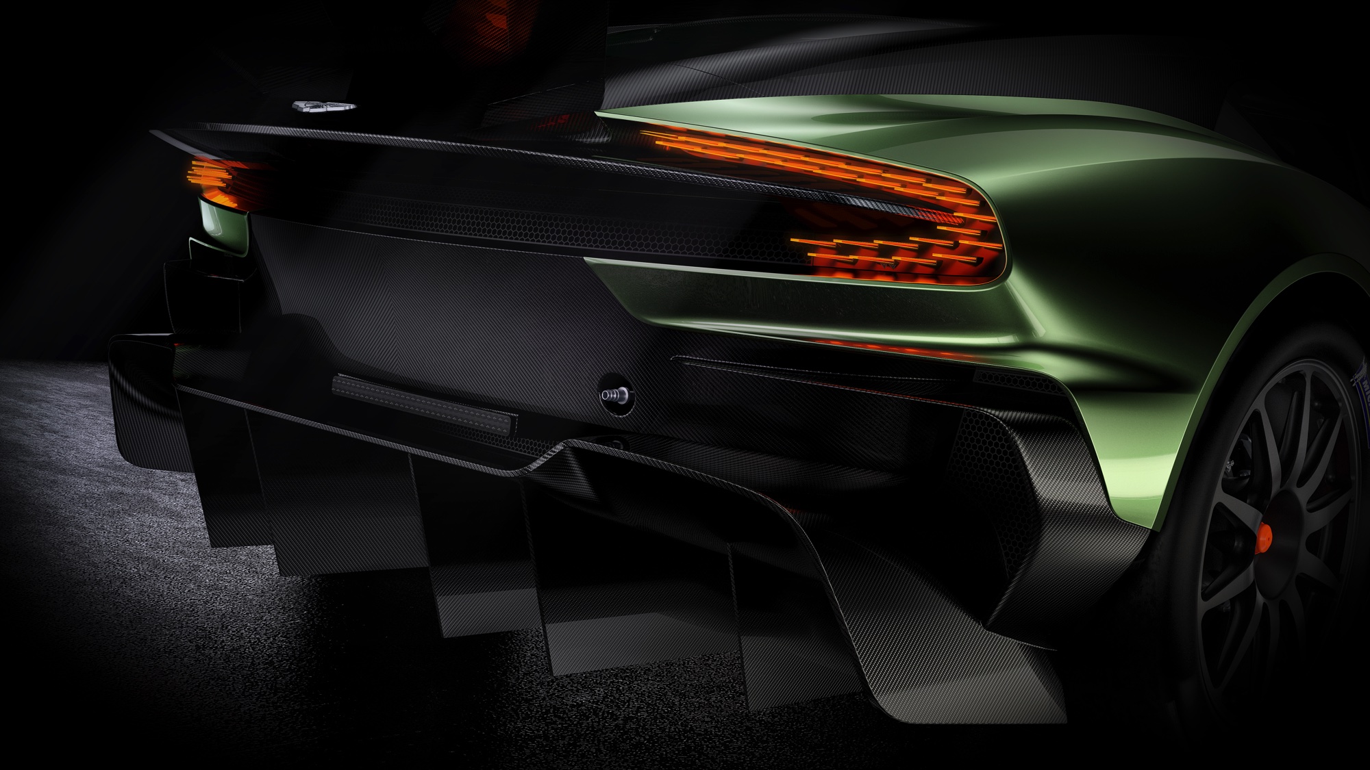 Een carrosserie volledig van carbon, een 7,0 liter V12 met ruim 800 pk en een achterspoiler waarmee een F16 nog aan de grond zou kleven: De nieuwe Aston Martin Vulcan is klaar voor trackdays.