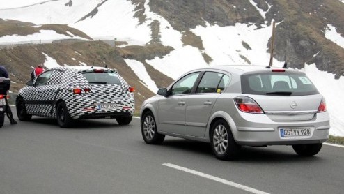 Opel is nog niet uitgetest met de Astra, die in maart 2009 op stapel staat. Ditmaal spotten de spionagefotografen de nieuwe Duitser tijdens remtesten in de bergen.