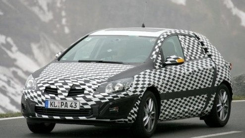 Opel is nog niet uitgetest met de Astra, die in maart 2009 op stapel staat. Ditmaal spotten de spionagefotografen de nieuwe Duitser tijdens remtesten in de bergen.