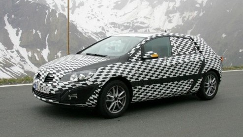 Opel is nog niet uitgetest met de Astra, die in maart 2009 op stapel staat. Ditmaal spotten de spionagefotografen de nieuwe Duitser tijdens remtesten in de bergen.