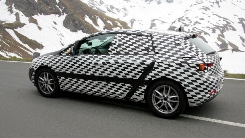 Opel is nog niet uitgetest met de Astra, die in maart 2009 op stapel staat. Ditmaal spotten de spionagefotografen de nieuwe Duitser tijdens remtesten in de bergen.