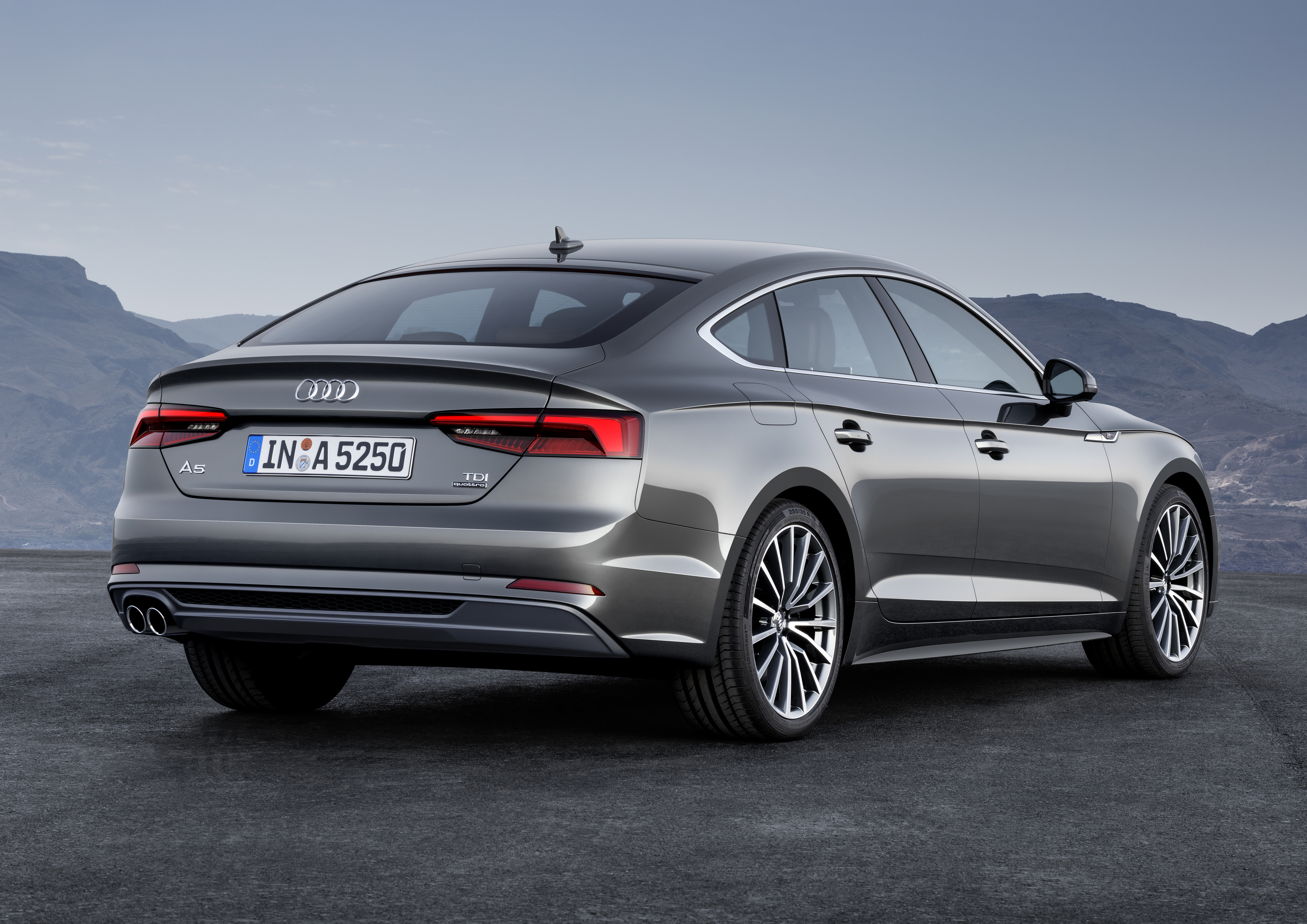 Audi rust de A5 Sportback voor een bescheiden prijs uit als S line edition.