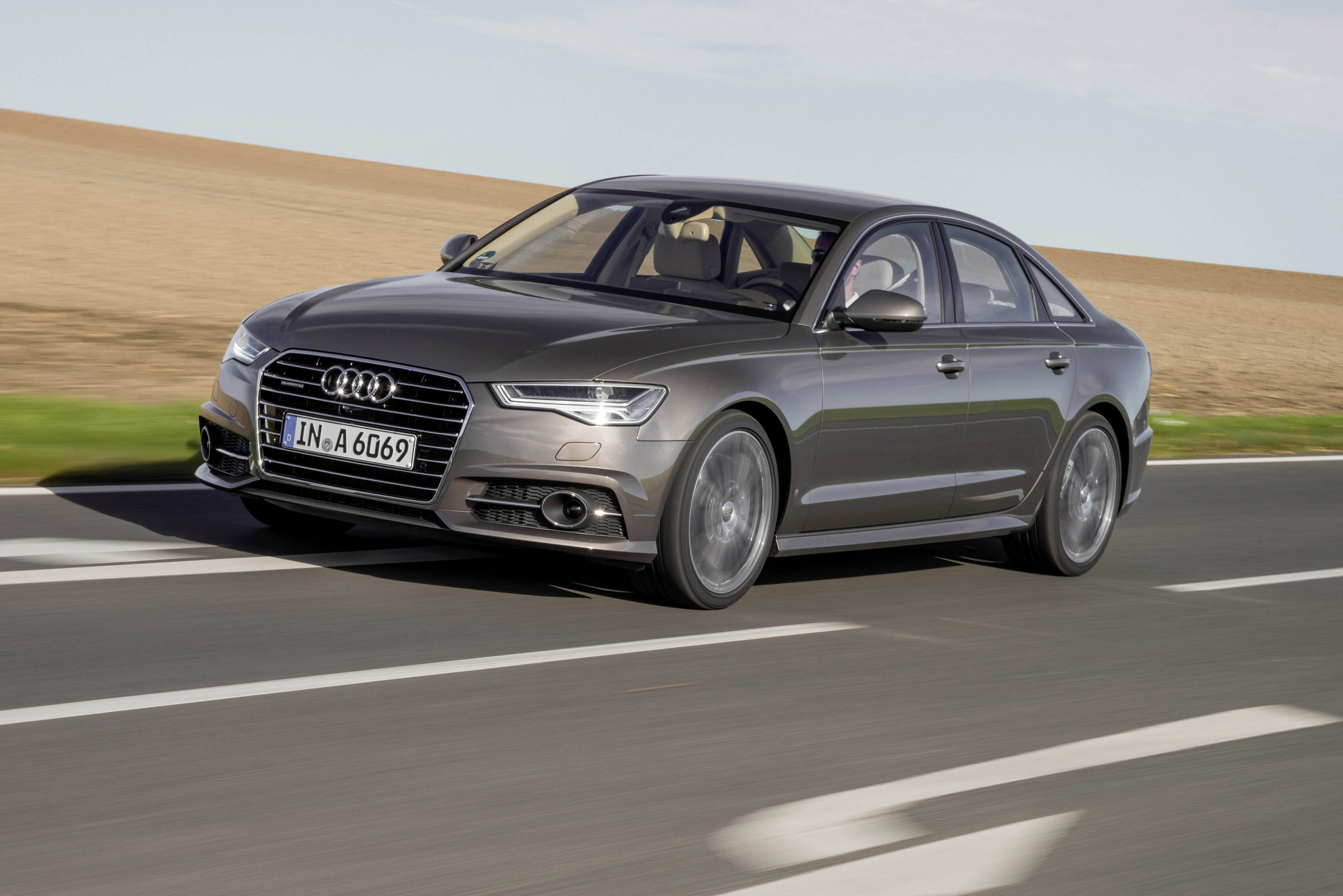 Quattro vierwielaandrijving in de Audi A6 was tot op heden voorbehouden aan zes- en achtcilinders. Daar komt per direct verandering in. Quattro is nu ook te krijgen met een 2,0 liter TFSI viercilinder