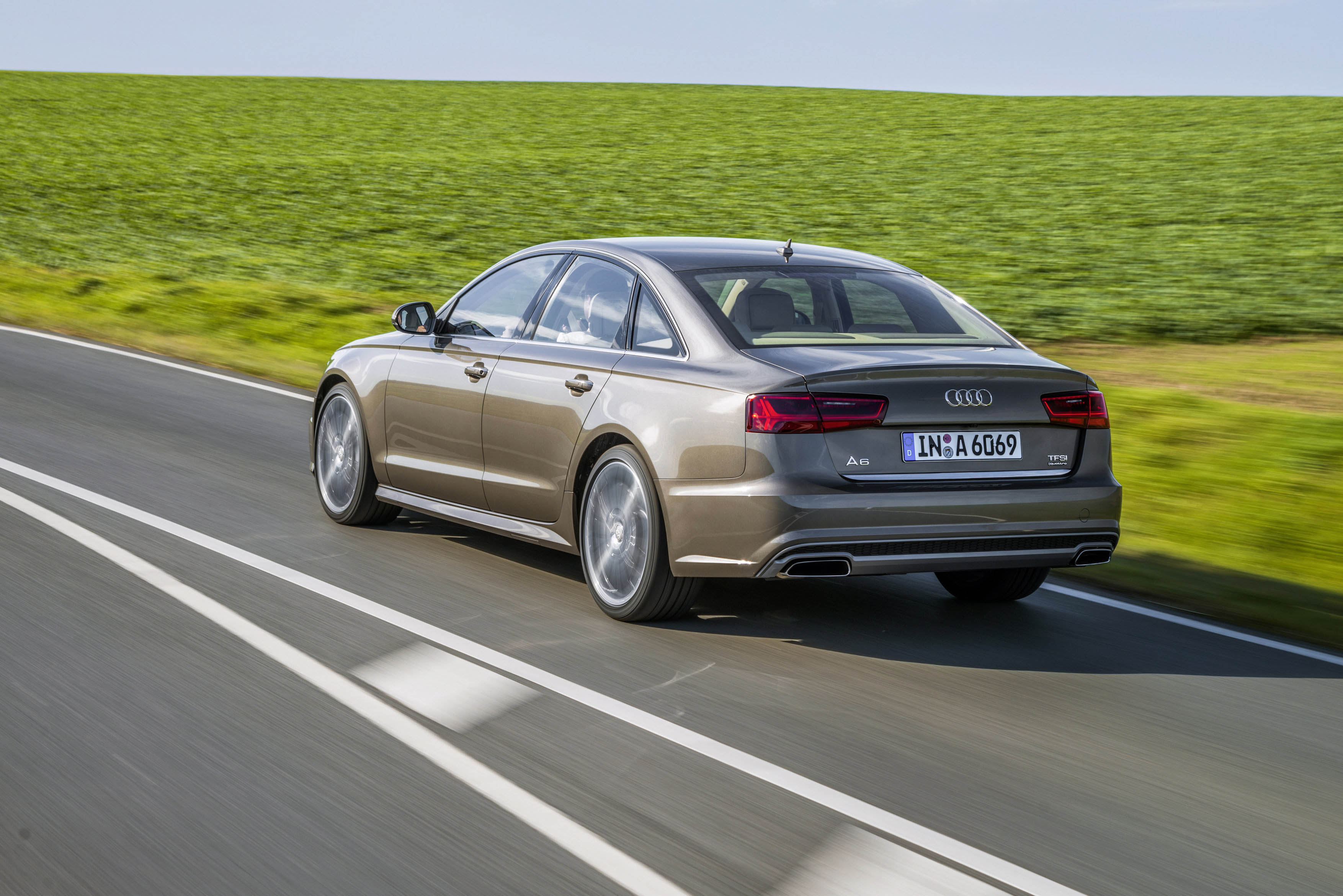 Quattro vierwielaandrijving in de Audi A6 was tot op heden voorbehouden aan zes- en achtcilinders. Daar komt per direct verandering in. Quattro is nu ook te krijgen met een 2,0 liter TFSI viercilinder