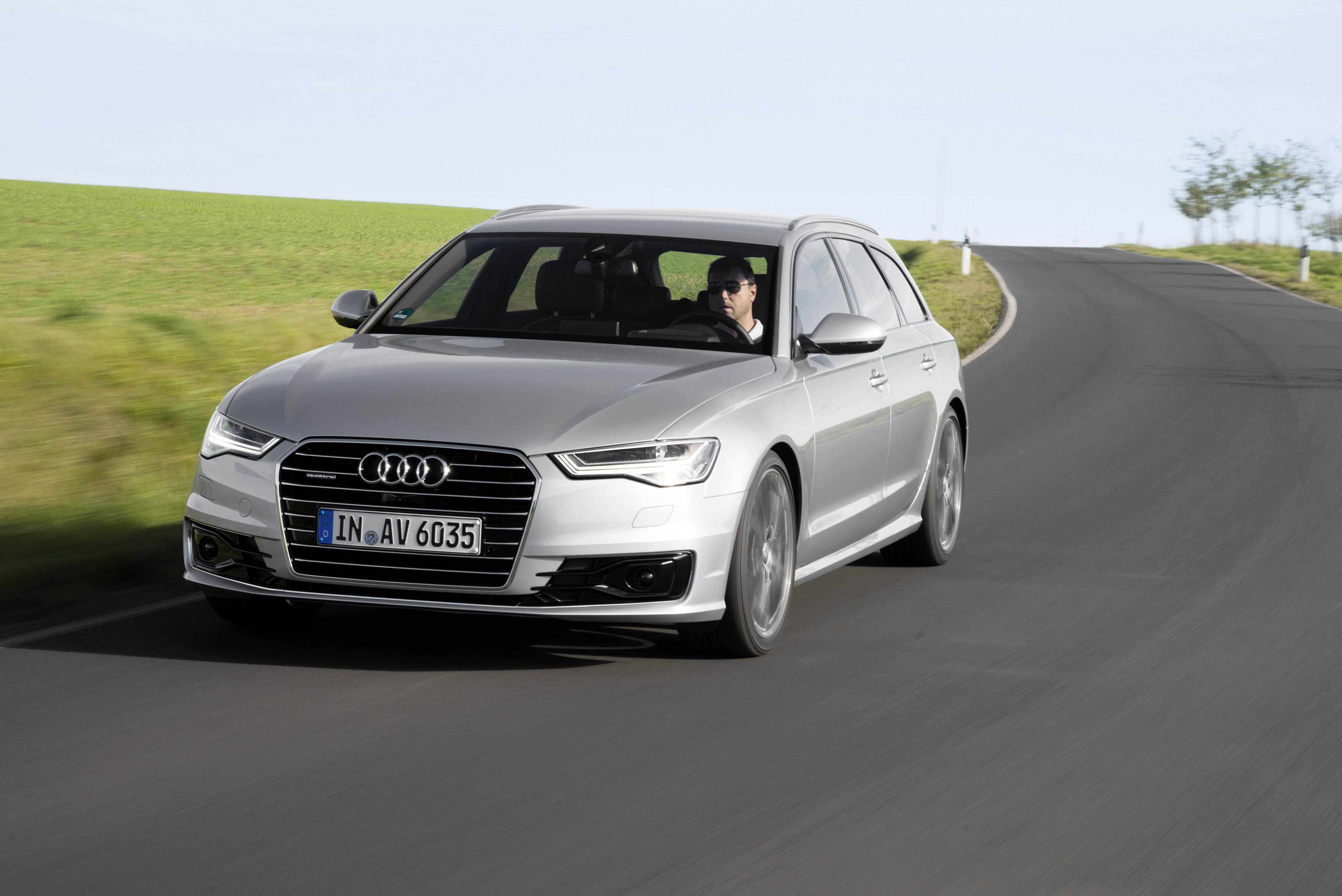 Quattro vierwielaandrijving in de Audi A6 was tot op heden voorbehouden aan zes- en achtcilinders. Daar komt per direct verandering in. Quattro is nu ook te krijgen met een 2,0 liter TFSI viercilinder