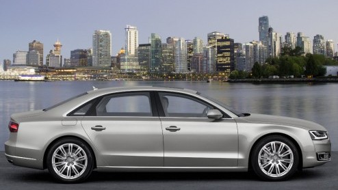 Audi heeft de A8 L W12 opgenomen in de prijslijsten. Aan de grote limousine met twaalfcilinder en verlengde wielbasis hangt een prijskaartje van 207.240 euro.