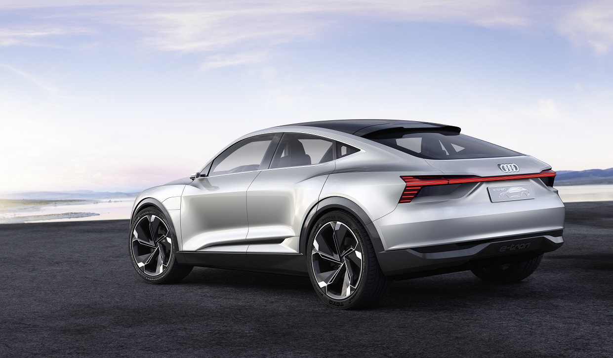 Net als Volkswagen komt ook Audi met een volledig elektrische, vierdeurs coup-SUV. Het merk presenteert de E-Tron Sportback. Zien we hier wellicht een voorbode voor de aanstaande Q4?