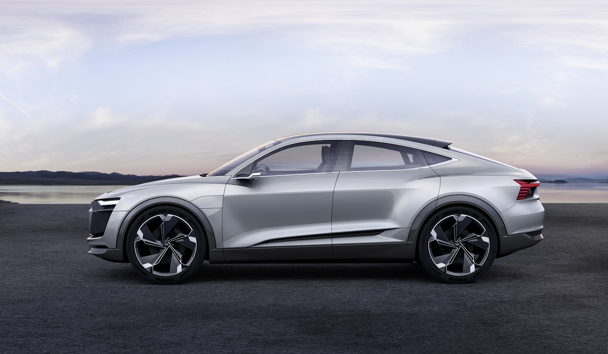Net als Volkswagen komt ook Audi met een volledig elektrische, vierdeurs coup-SUV. Het merk presenteert de E-Tron Sportback. Zien we hier wellicht een voorbode voor de aanstaande Q4?