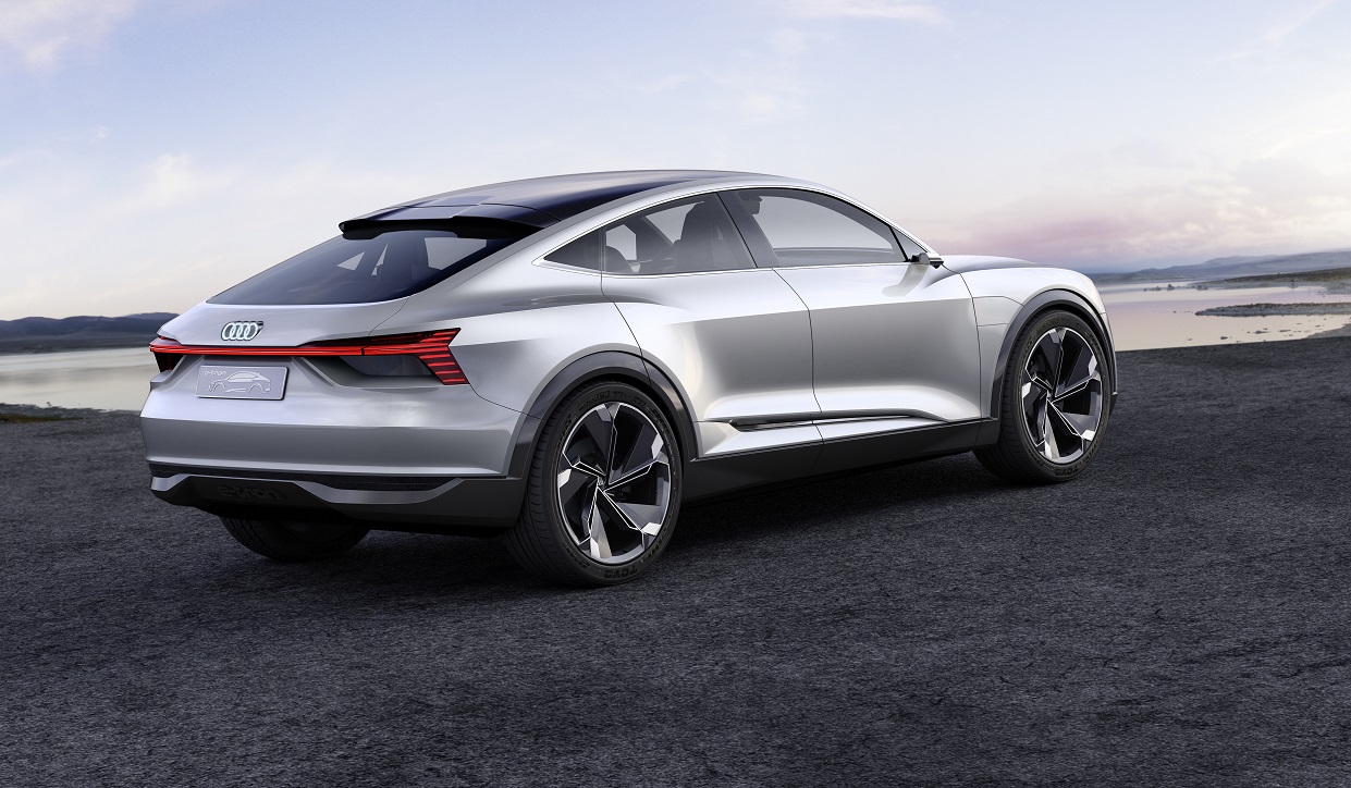 Net als Volkswagen komt ook Audi met een volledig elektrische, vierdeurs coup-SUV. Het merk presenteert de E-Tron Sportback. Zien we hier wellicht een voorbode voor de aanstaande Q4?