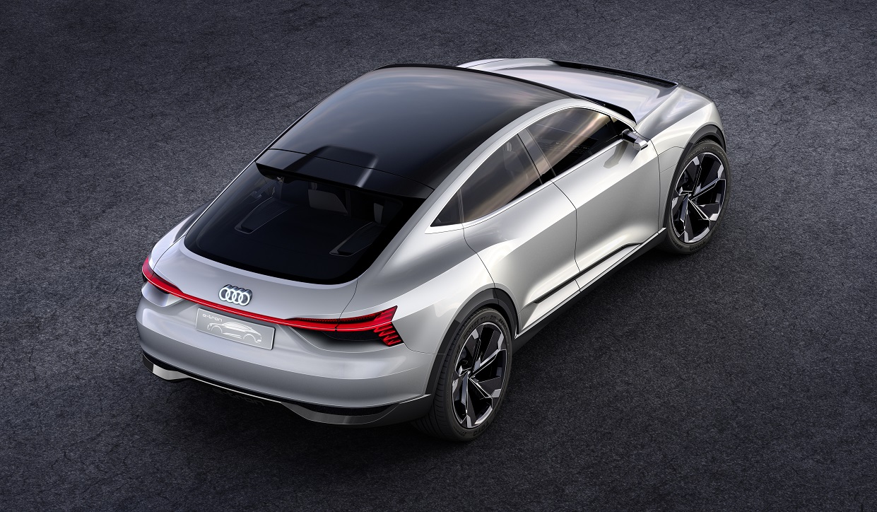 Net als Volkswagen komt ook Audi met een volledig elektrische, vierdeurs coup-SUV. Het merk presenteert de E-Tron Sportback. Zien we hier wellicht een voorbode voor de aanstaande Q4?