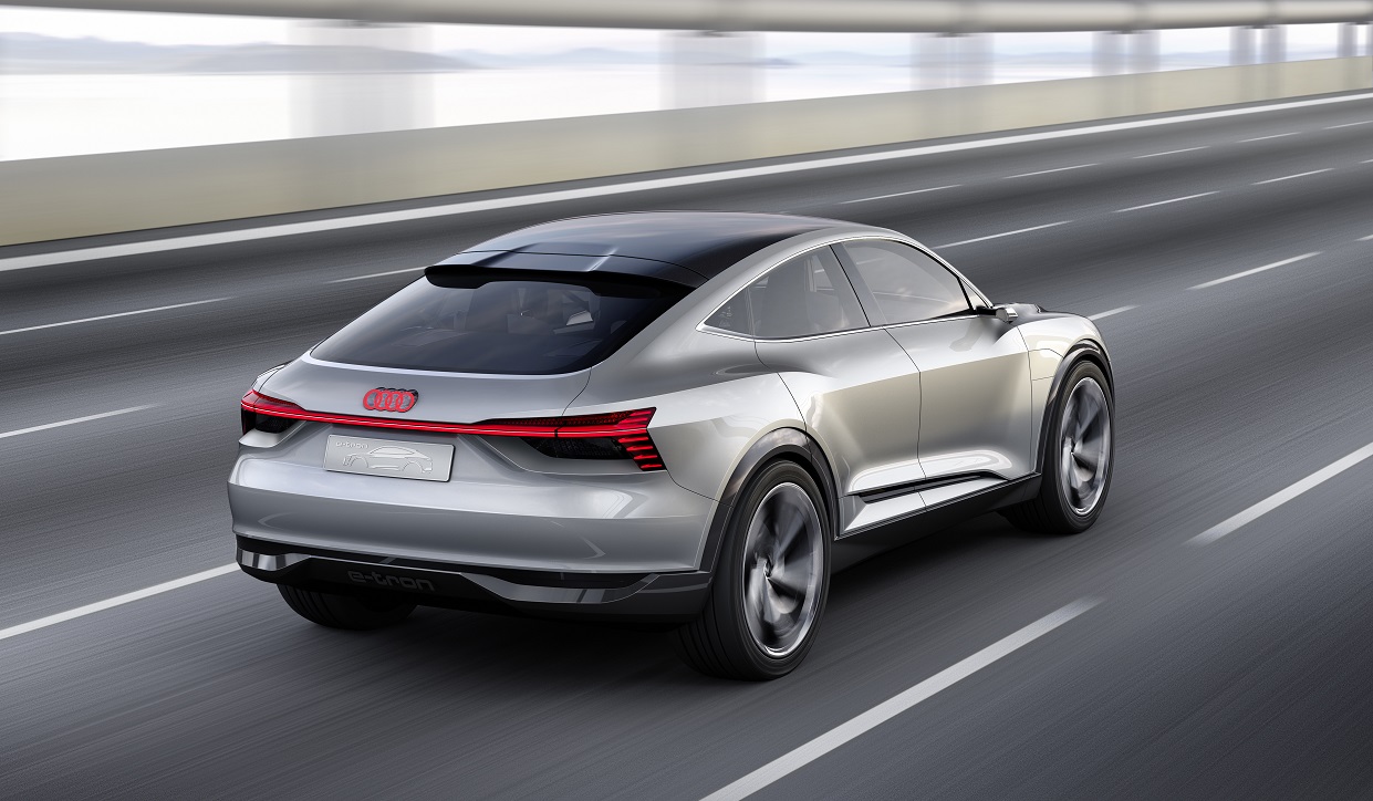 Net als Volkswagen komt ook Audi met een volledig elektrische, vierdeurs coup-SUV. Het merk presenteert de E-Tron Sportback. Zien we hier wellicht een voorbode voor de aanstaande Q4?