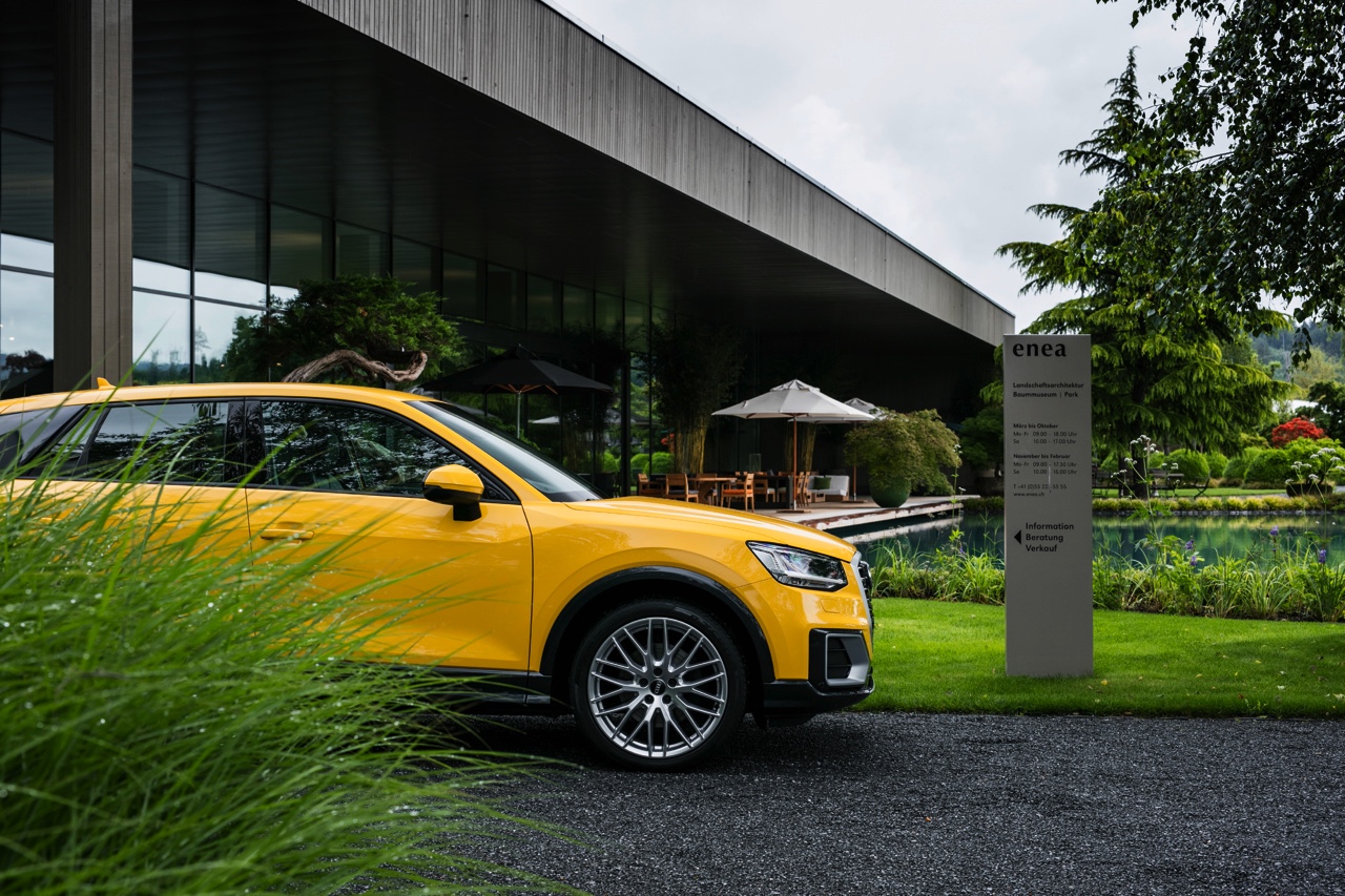 Autotest Audi Q2, een nieuwe compacte SUV met verfrissende design, goede basisuitrusting en fijne motoren. AutoVandaag test de Q2 1.0 TFSI en Q2 2.0 TDI quattro.