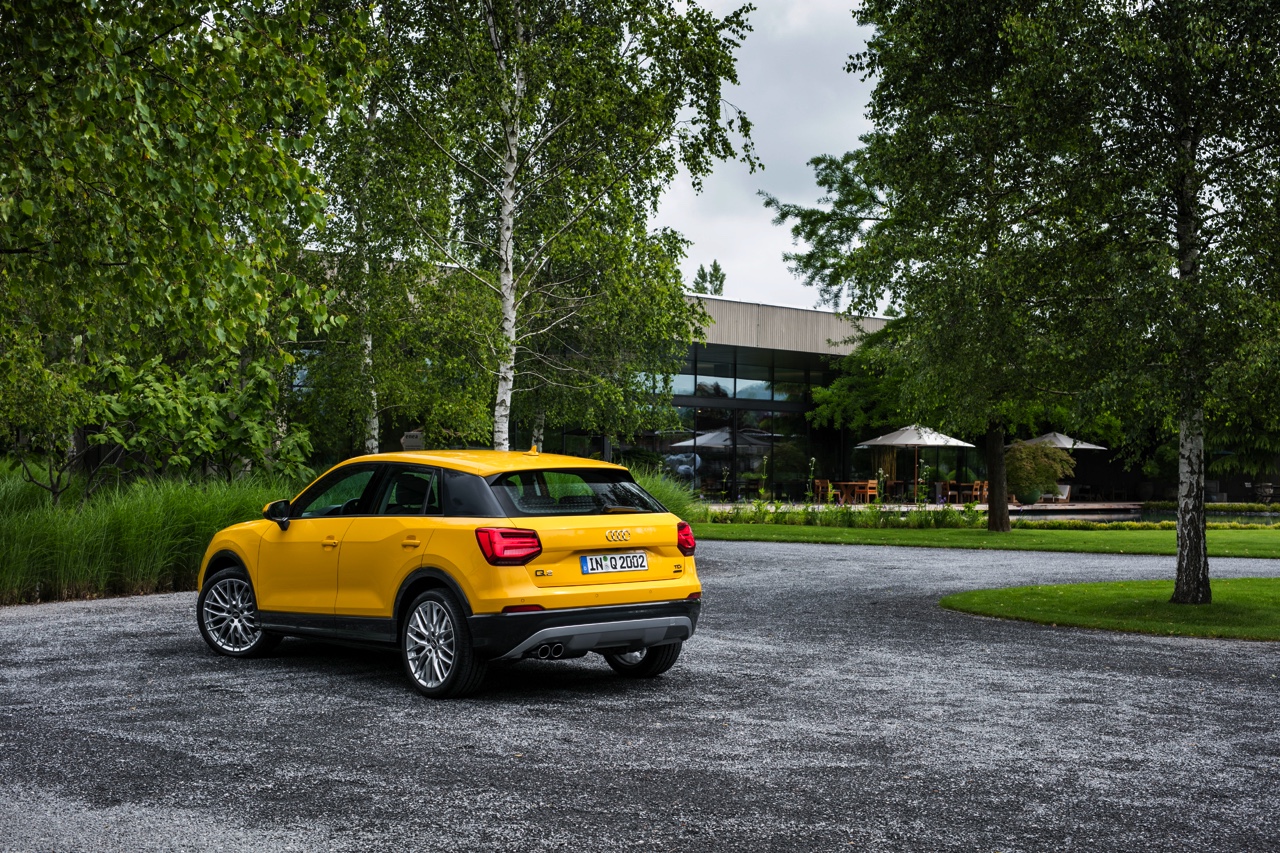 Autotest Audi Q2, een nieuwe compacte SUV met verfrissende design, goede basisuitrusting en fijne motoren. AutoVandaag test de Q2 1.0 TFSI en Q2 2.0 TDI quattro.