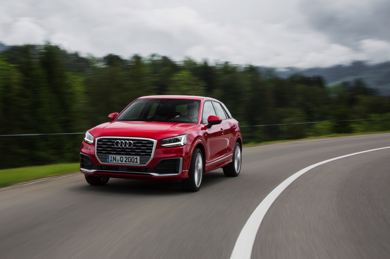 Autotest Audi Q2, een nieuwe compacte SUV met verfrissende design, goede basisuitrusting en fijne motoren. AutoVandaag test de Q2 1.0 TFSI en Q2 2.0 TDI quattro.