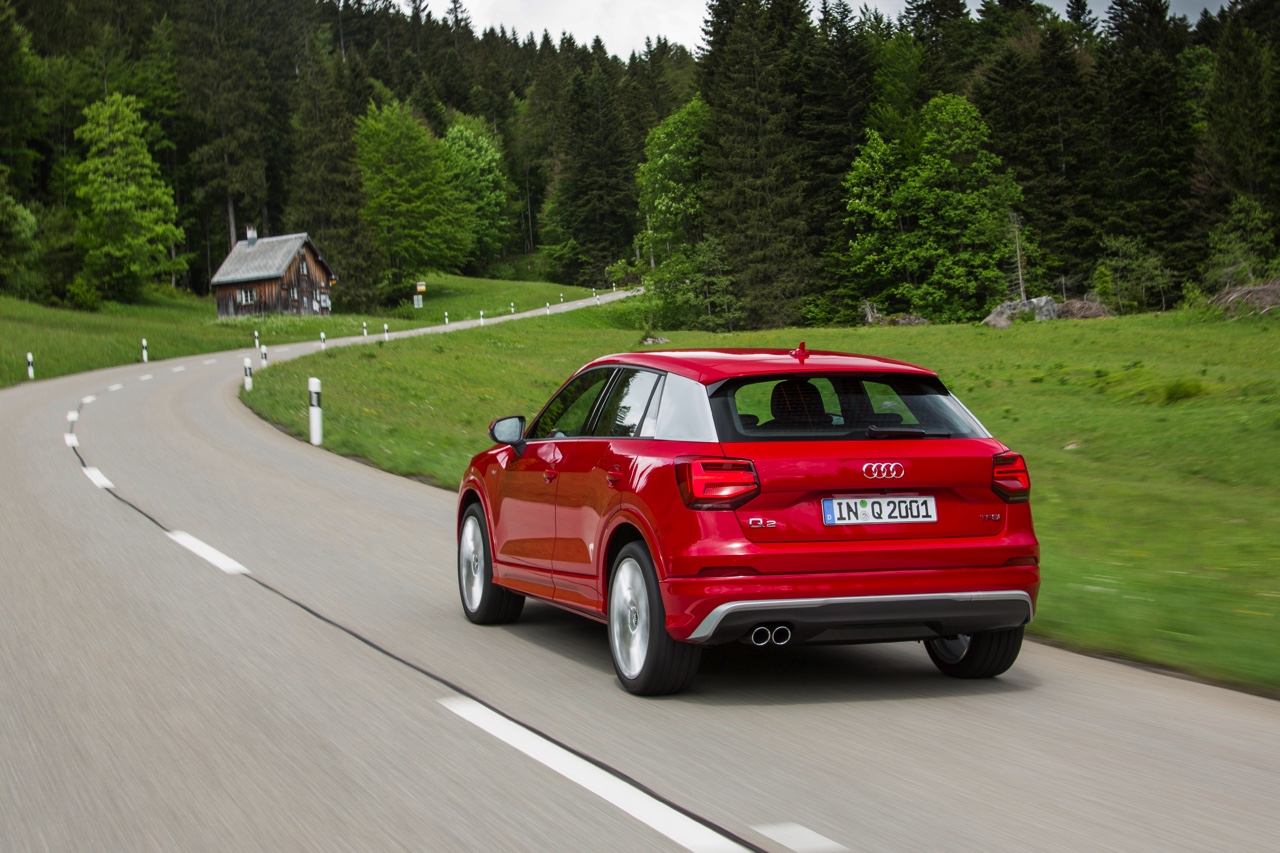 Autotest Audi Q2, een nieuwe compacte SUV met verfrissende design, goede basisuitrusting en fijne motoren. AutoVandaag test de Q2 1.0 TFSI en Q2 2.0 TDI quattro.