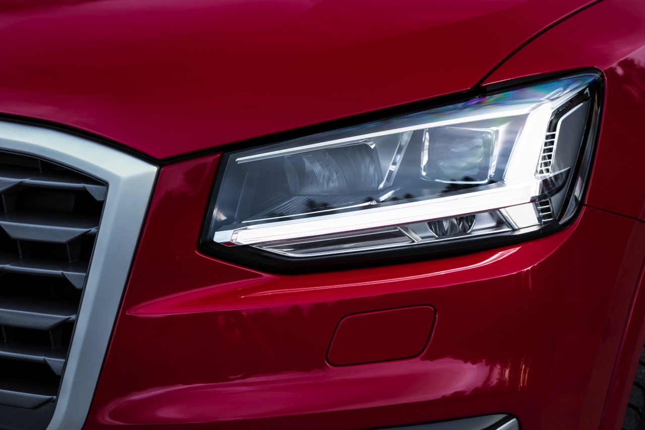 Autotest Audi Q2, een nieuwe compacte SUV met verfrissende design, goede basisuitrusting en fijne motoren. AutoVandaag test de Q2 1.0 TFSI en Q2 2.0 TDI quattro.