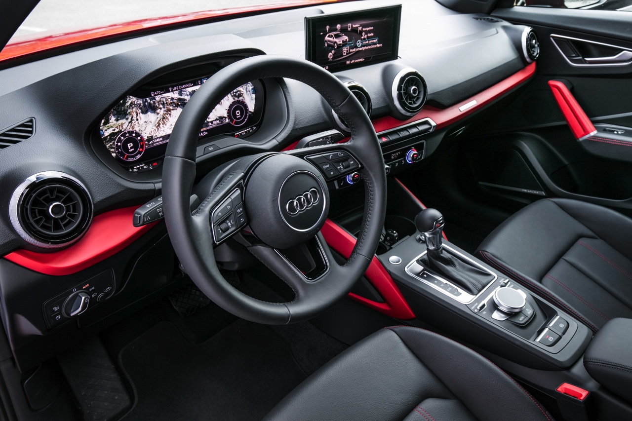 Autotest Audi Q2, een nieuwe compacte SUV met verfrissende design, goede basisuitrusting en fijne motoren. AutoVandaag test de Q2 1.0 TFSI en Q2 2.0 TDI quattro.