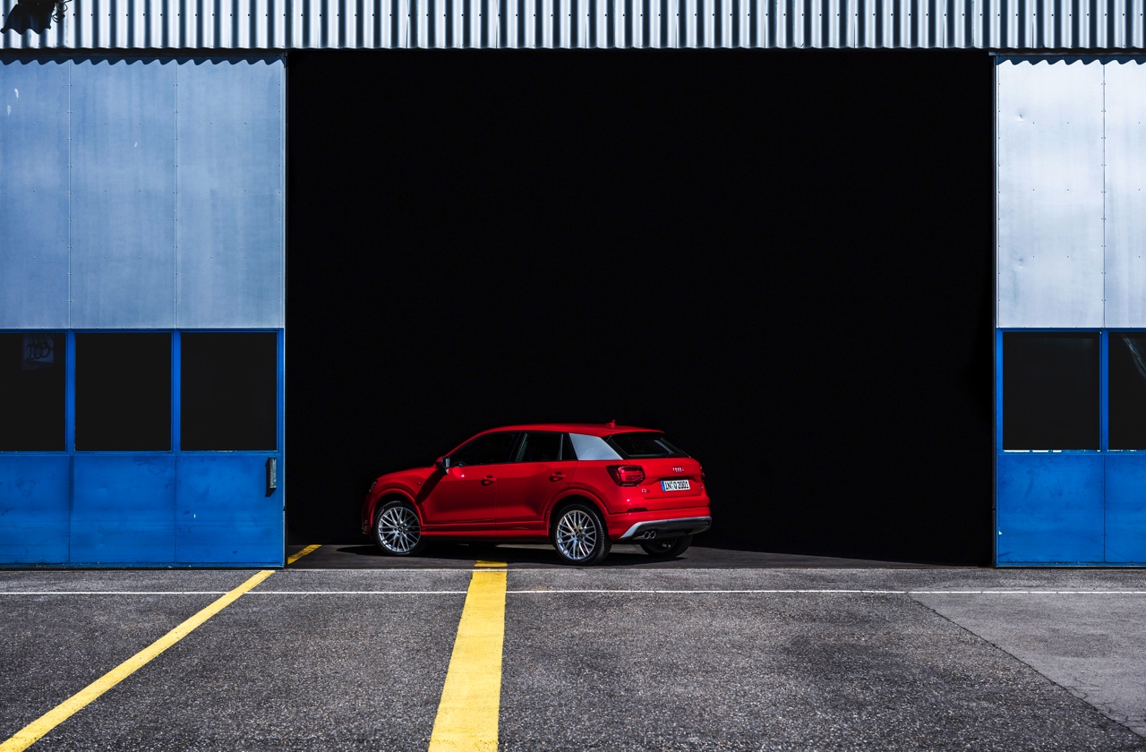 Autotest Audi Q2, een nieuwe compacte SUV met verfrissende design, goede basisuitrusting en fijne motoren. AutoVandaag test de Q2 1.0 TFSI en Q2 2.0 TDI quattro.