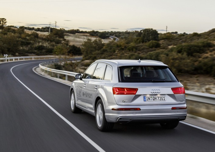 Prijzen en uitvoeringen van de Audi Q7 e-tron 3.0 TDI bekend. Audi houdt vast aan de richtprijs en prijst de Q7 plug-in hybride met 15% bijtelling op 85.000 euro.