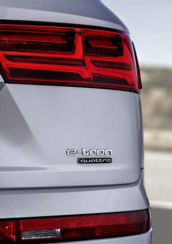 Prijzen en uitvoeringen van de Audi Q7 e-tron 3.0 TDI bekend. Audi houdt vast aan de richtprijs en prijst de Q7 plug-in hybride met 15% bijtelling op 85.000 euro.