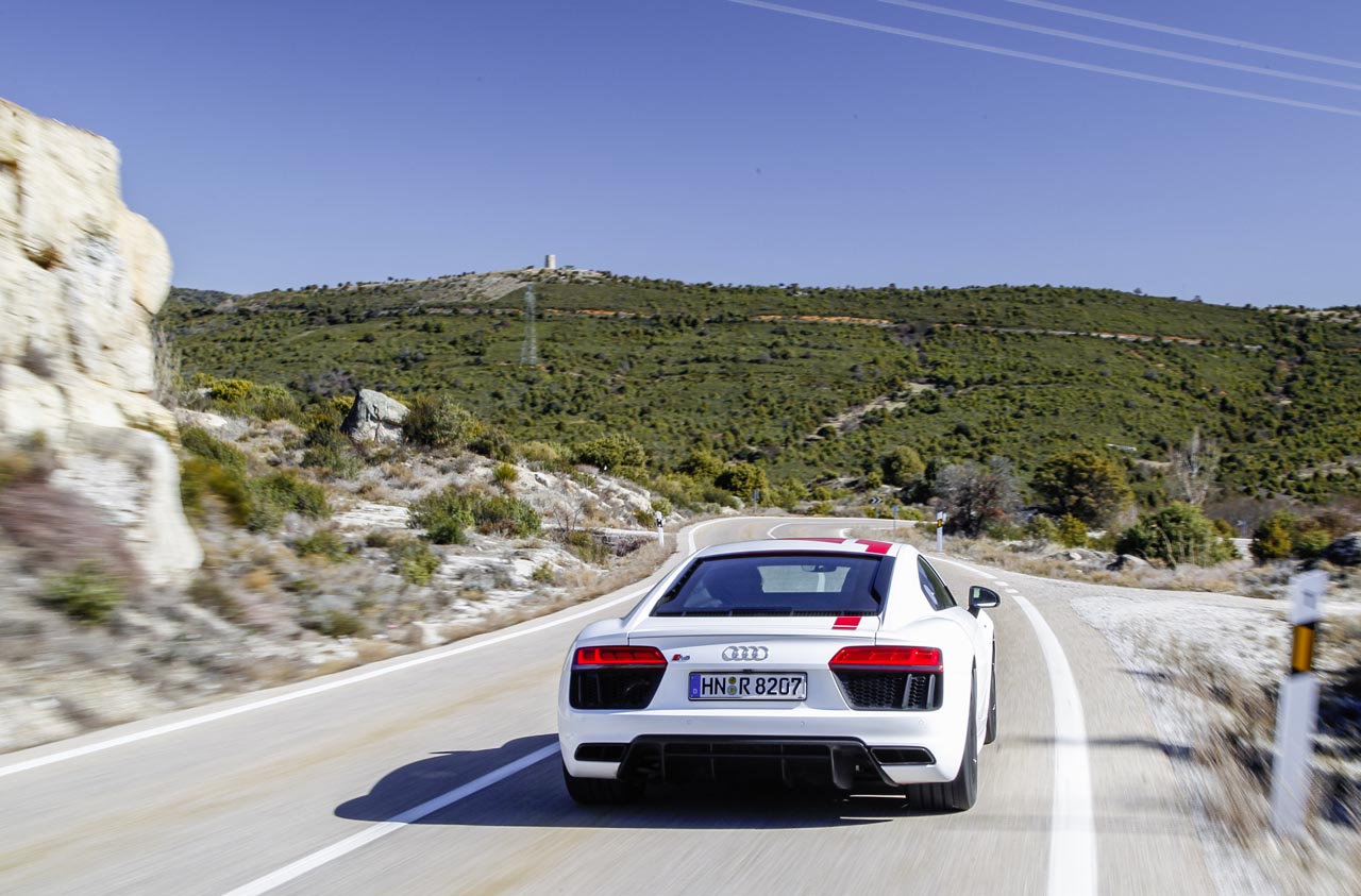 Audi lanceert met de R8 RWS een volledig achterwiel aangedreven topsporter.