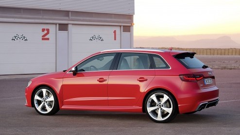 Halverwege volgend jaar komt er een nieuwe Audi RS3, maakt Audi vandaag bekend. Er is geen sprake van downsizing: hij heeft gewoon weer een dikke vijfcilinder.
