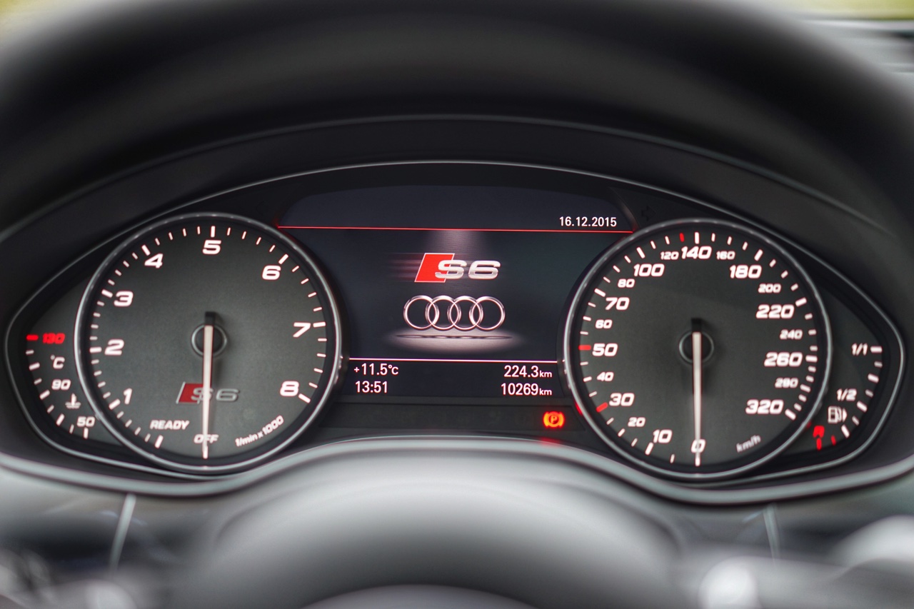 Autotest Audi S6 Avant, waarmee we begeleid door V8 en muzikale soundtracks de kerstmarkt in Duitsland op zoeken. Hoeveel voorsprong heeft de snelle A6 nog?