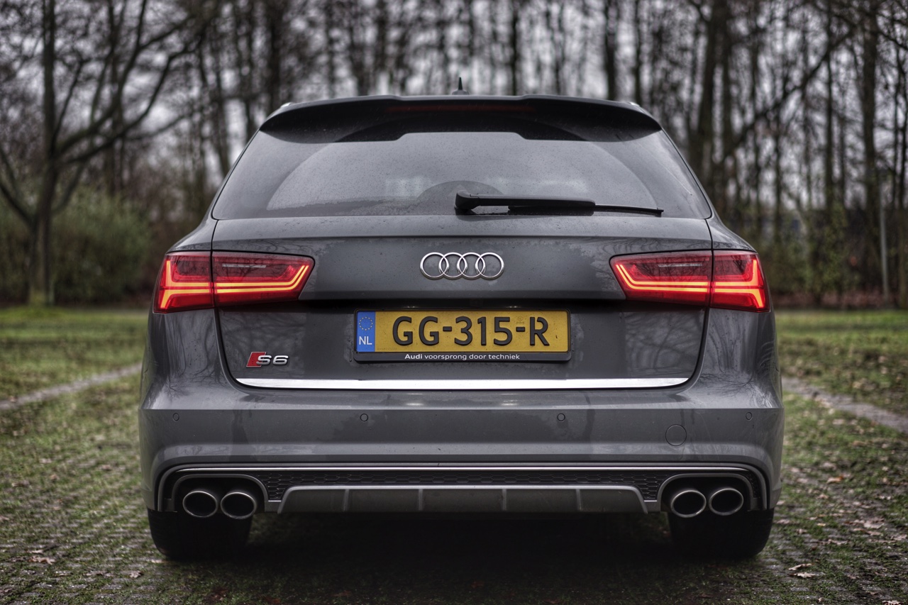 Autotest Audi S6 Avant, waarmee we begeleid door V8 en muzikale soundtracks de kerstmarkt in Duitsland op zoeken. Hoeveel voorsprong heeft de snelle A6 nog?