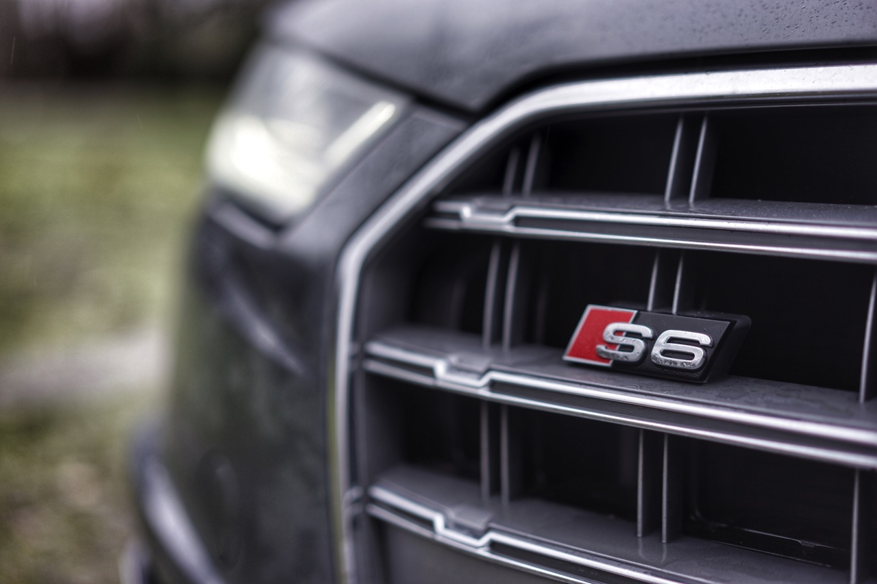 Autotest Audi S6 Avant, waarmee we begeleid door V8 en muzikale soundtracks de kerstmarkt in Duitsland op zoeken. Hoeveel voorsprong heeft de snelle A6 nog?