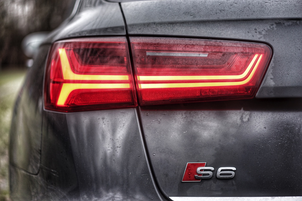 Autotest Audi S6 Avant, waarmee we begeleid door V8 en muzikale soundtracks de kerstmarkt in Duitsland op zoeken. Hoeveel voorsprong heeft de snelle A6 nog?