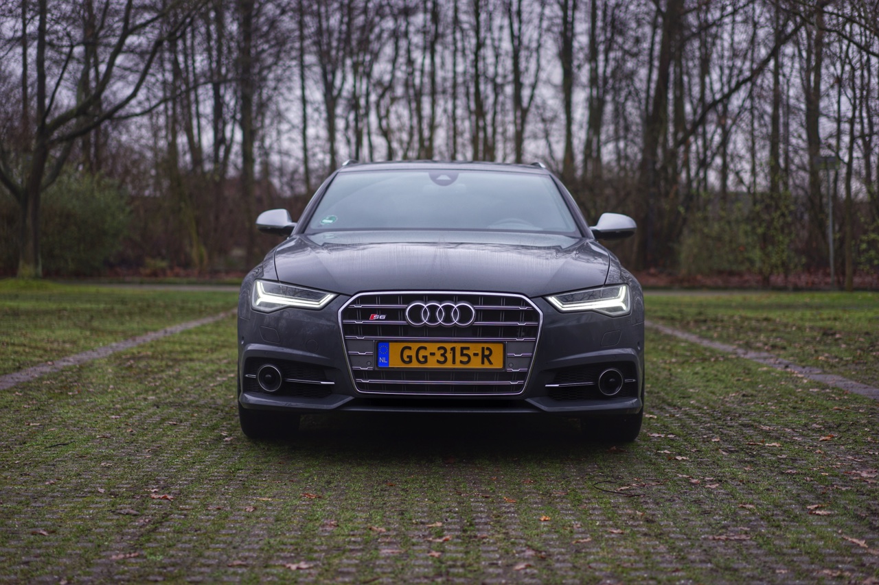 Autotest Audi S6 Avant, waarmee we begeleid door V8 en muzikale soundtracks de kerstmarkt in Duitsland op zoeken. Hoeveel voorsprong heeft de snelle A6 nog?