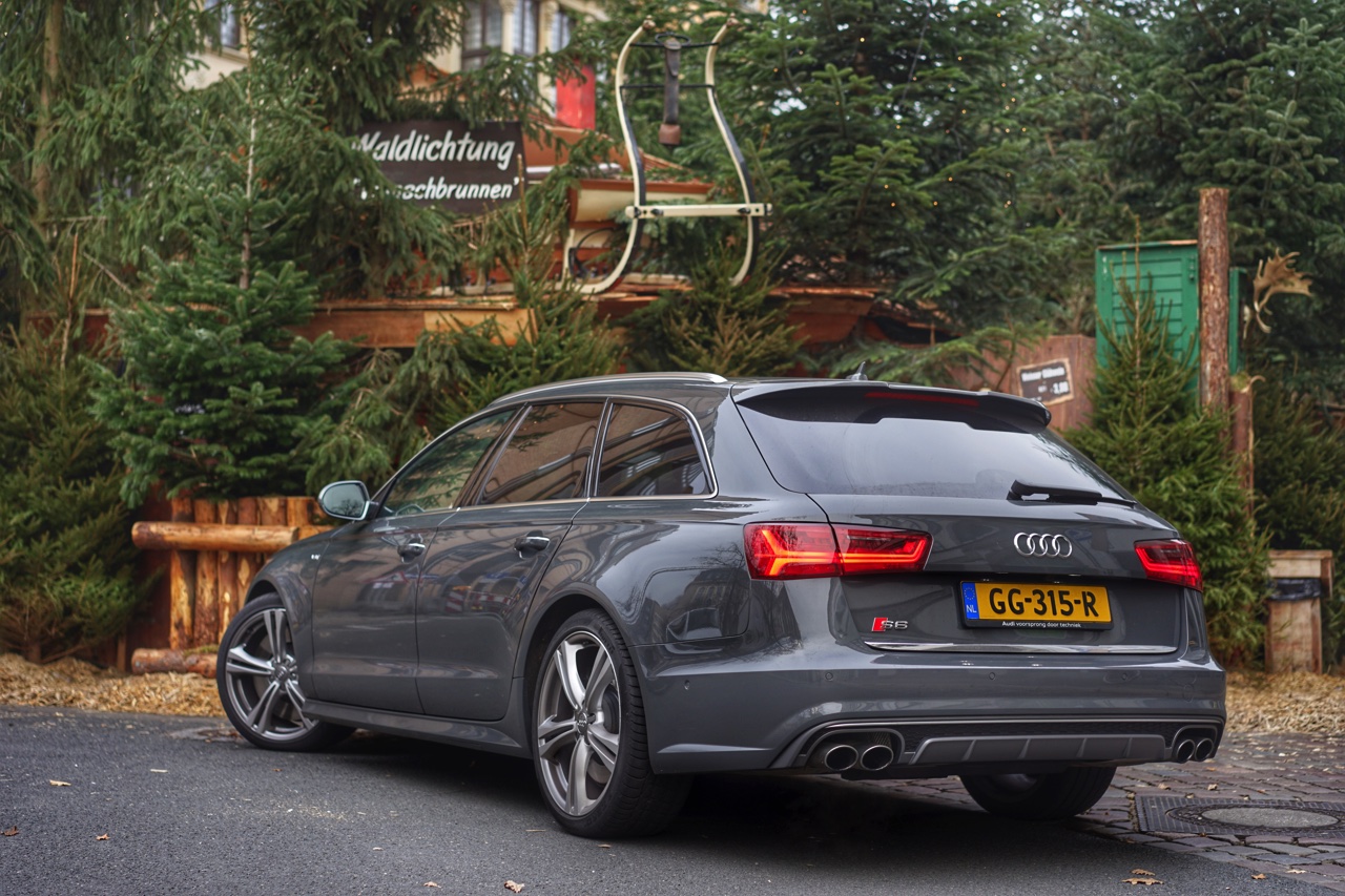 Autotest Audi S6 Avant, waarmee we begeleid door V8 en muzikale soundtracks de kerstmarkt in Duitsland op zoeken. Hoeveel voorsprong heeft de snelle A6 nog?