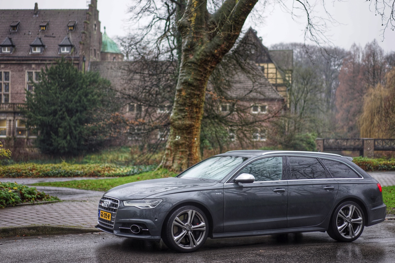Autotest Audi S6 Avant, waarmee we begeleid door V8 en muzikale soundtracks de kerstmarkt in Duitsland op zoeken. Hoeveel voorsprong heeft de snelle A6 nog?