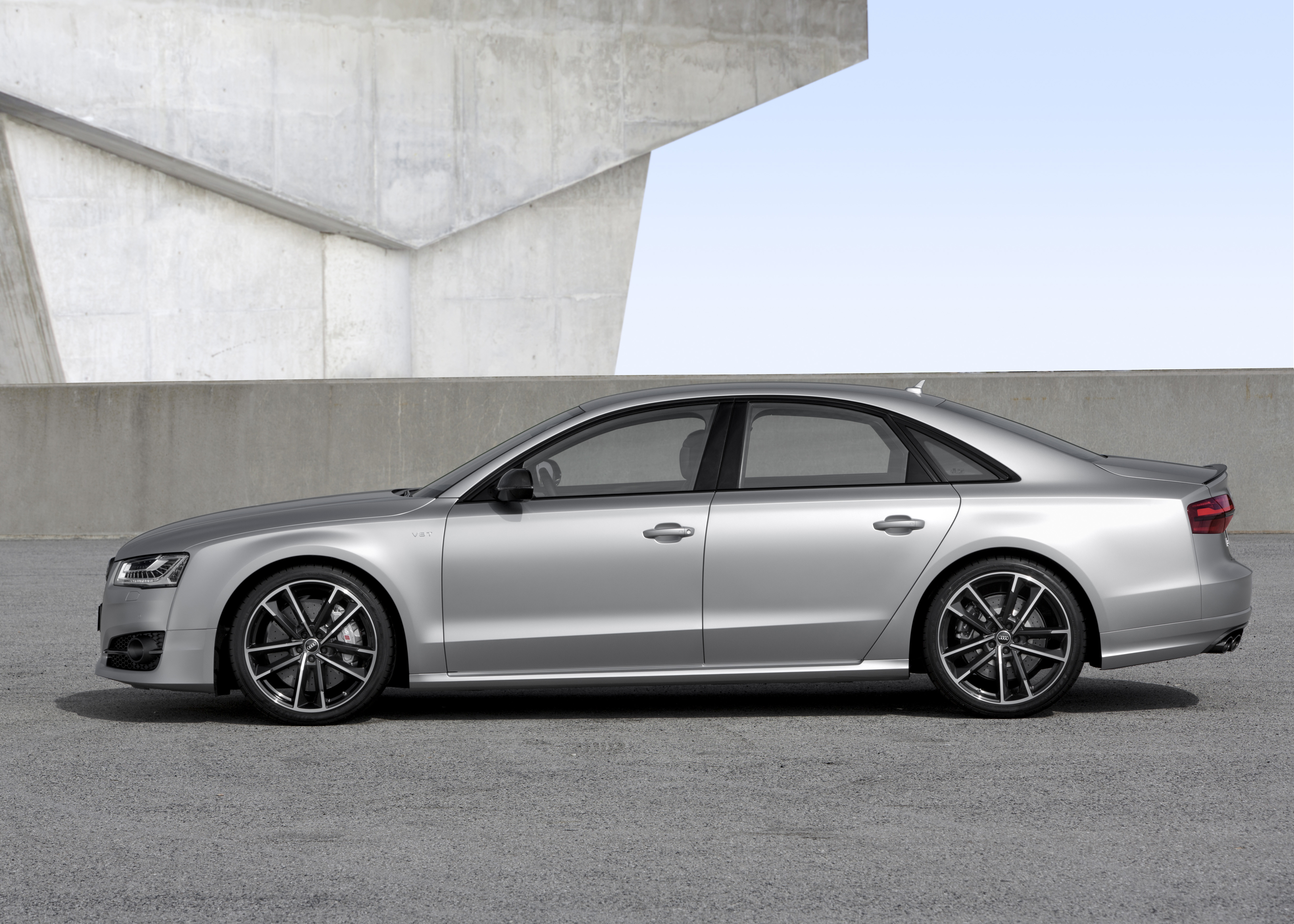 Audi S8 plus krijgt gezelschap van S8 Sport Edition, een extra versie van de reguliere S8 met maar 1000 euro meerprijs.