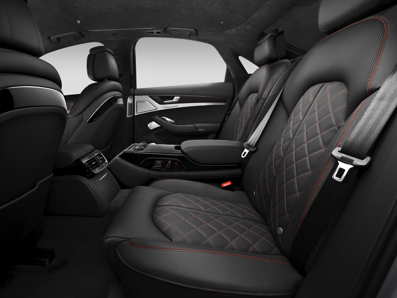 Baas boven baas met de Audi S8 plus, die dankzij extra vermogen en aangedikte looks de snelste limousine van de markt is met 605 pk en 750 Nm.