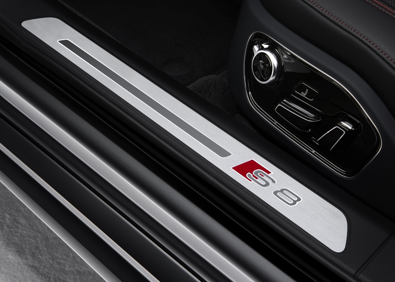 Baas boven baas met de Audi S8 plus, die dankzij extra vermogen en aangedikte looks de snelste limousine van de markt is met 605 pk en 750 Nm.