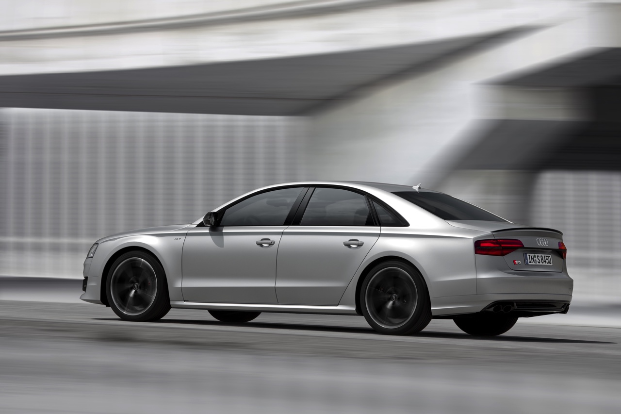 Baas boven baas met de Audi S8 plus, die dankzij extra vermogen en aangedikte looks de snelste limousine van de markt is met 605 pk en 750 Nm.